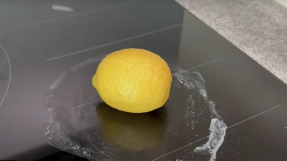Han blander citron og én uventet ingrediens på komfuret: Se så når magien sker