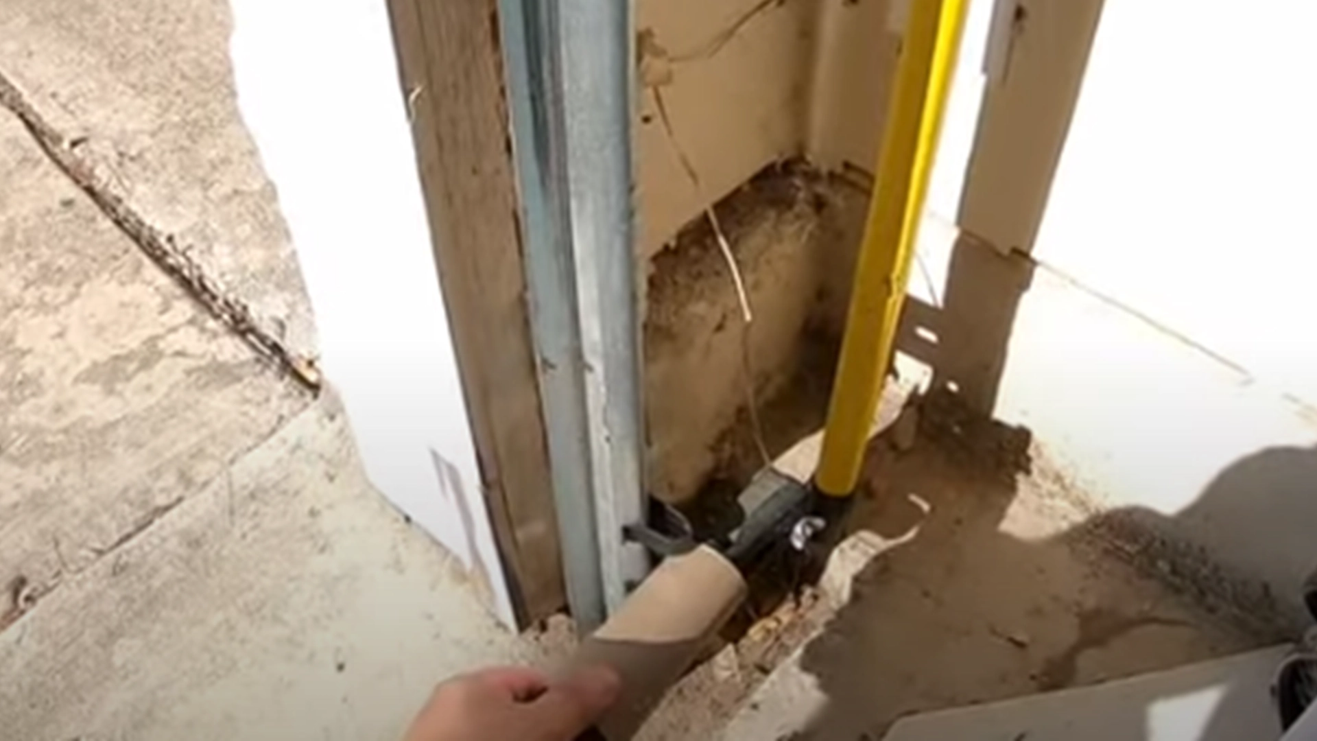 Han stiller en toiletrulle på carporten: Bare vent til du ser magien ske