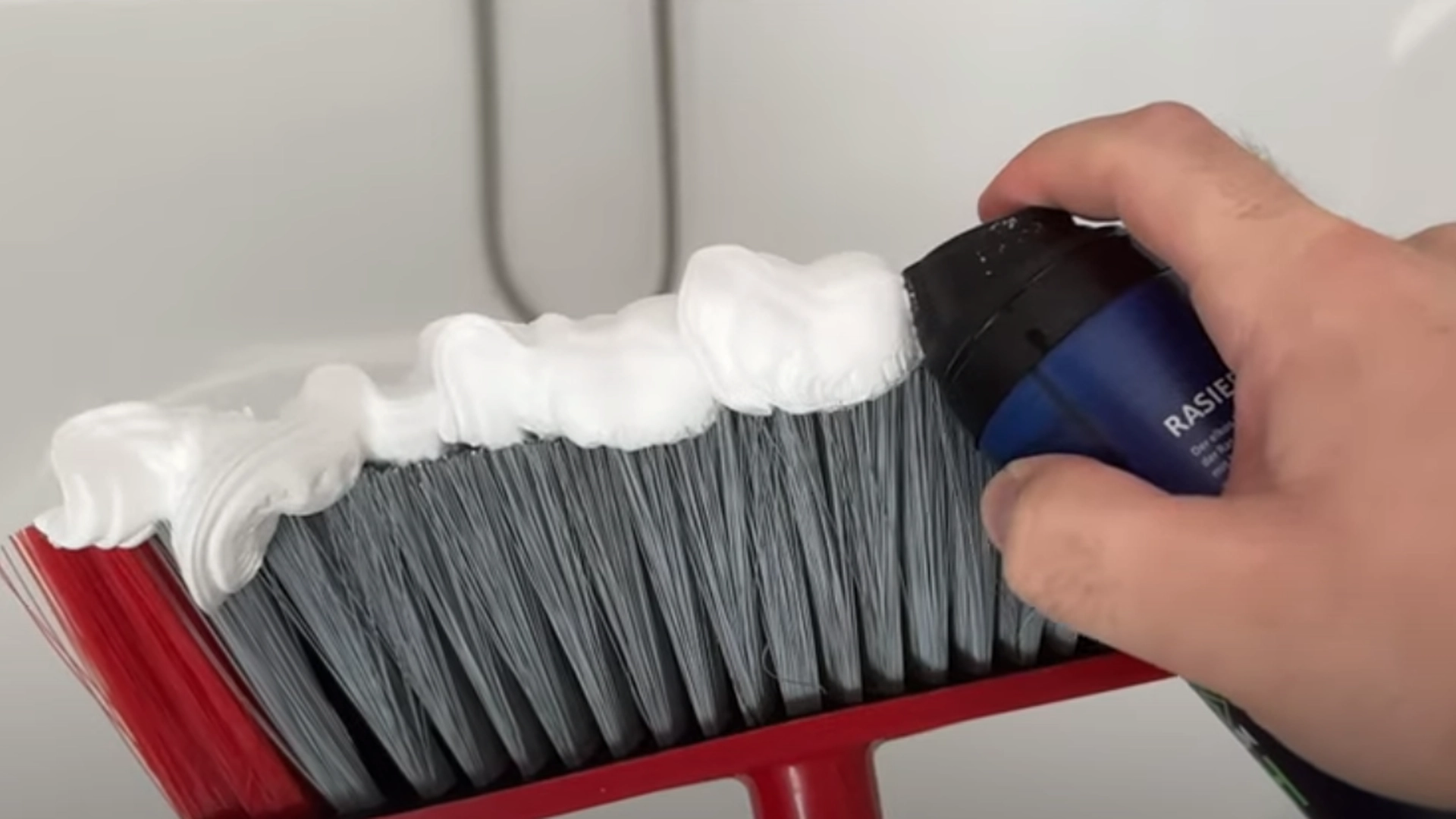 Du har aldrig prøvet at bruge barberskum på denne måde før: Bare vent til du ser magien ske