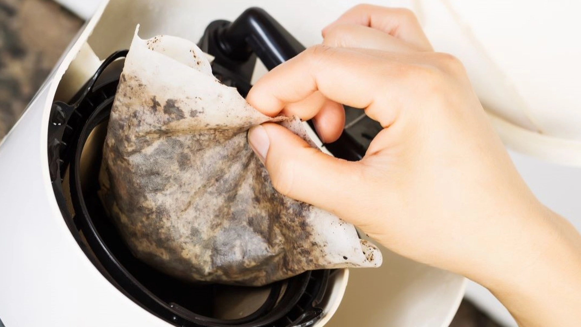 Advarsel til kaffeelskere: Tjek din kaffemaskine omgående for denne skjulte fare