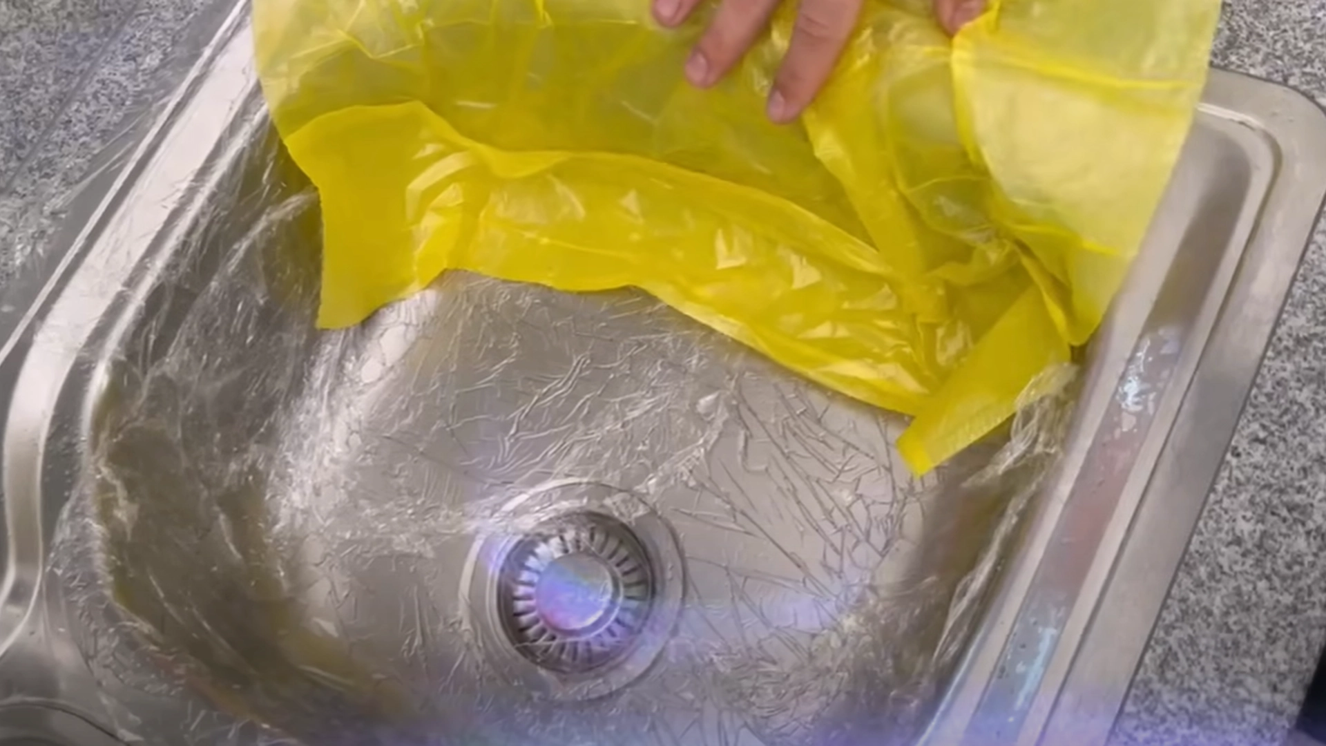 Han dækker håndvasken i plastfolie: Da han fjerner det igen, er magien sket