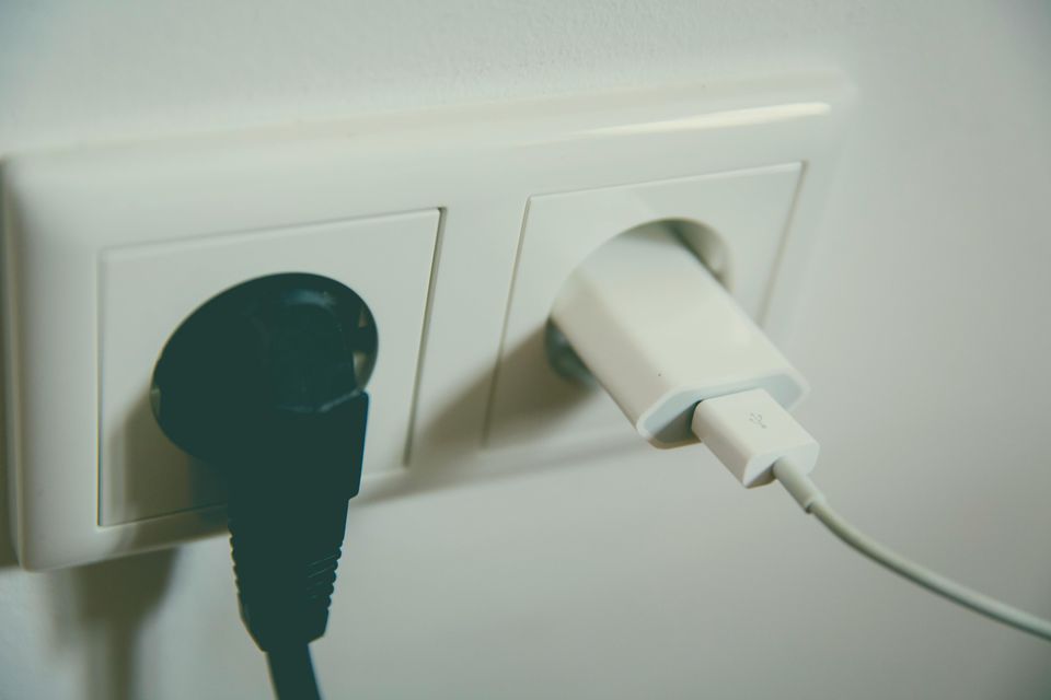 Mange er ikke klar over det: Så dyrt er det at lade ladekablet være tilsluttet uden mobiltelefon