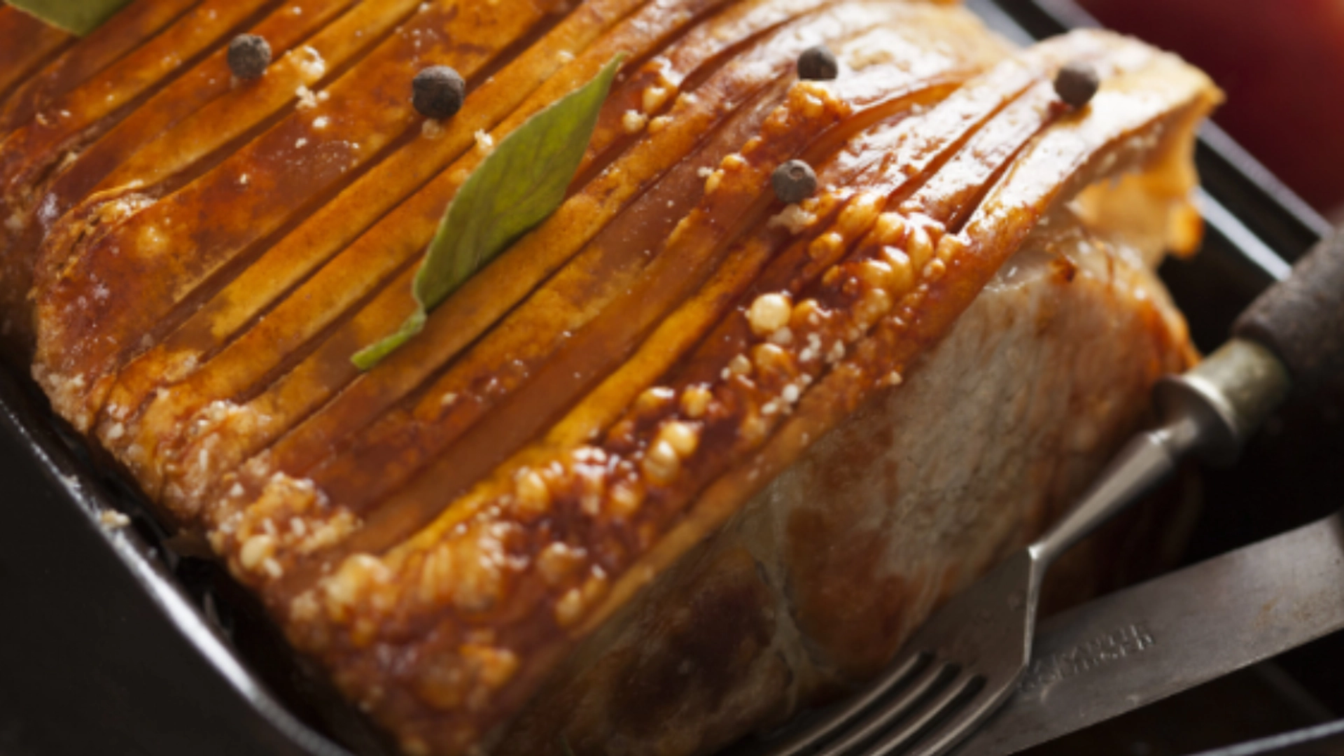 Bedstemors fem ‘hemmelige’ tricks burde vinde guld til OL. Sådan får du altid sprøde svær på flæskestegen.