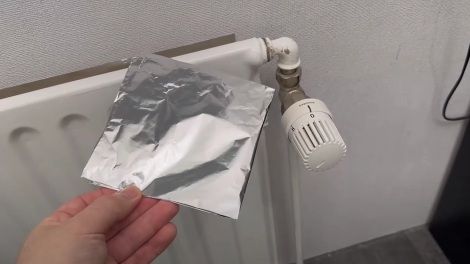 Han deler sølvpapirs-tricket alle med radiatorer bør kende: Det kan spare dig en formue