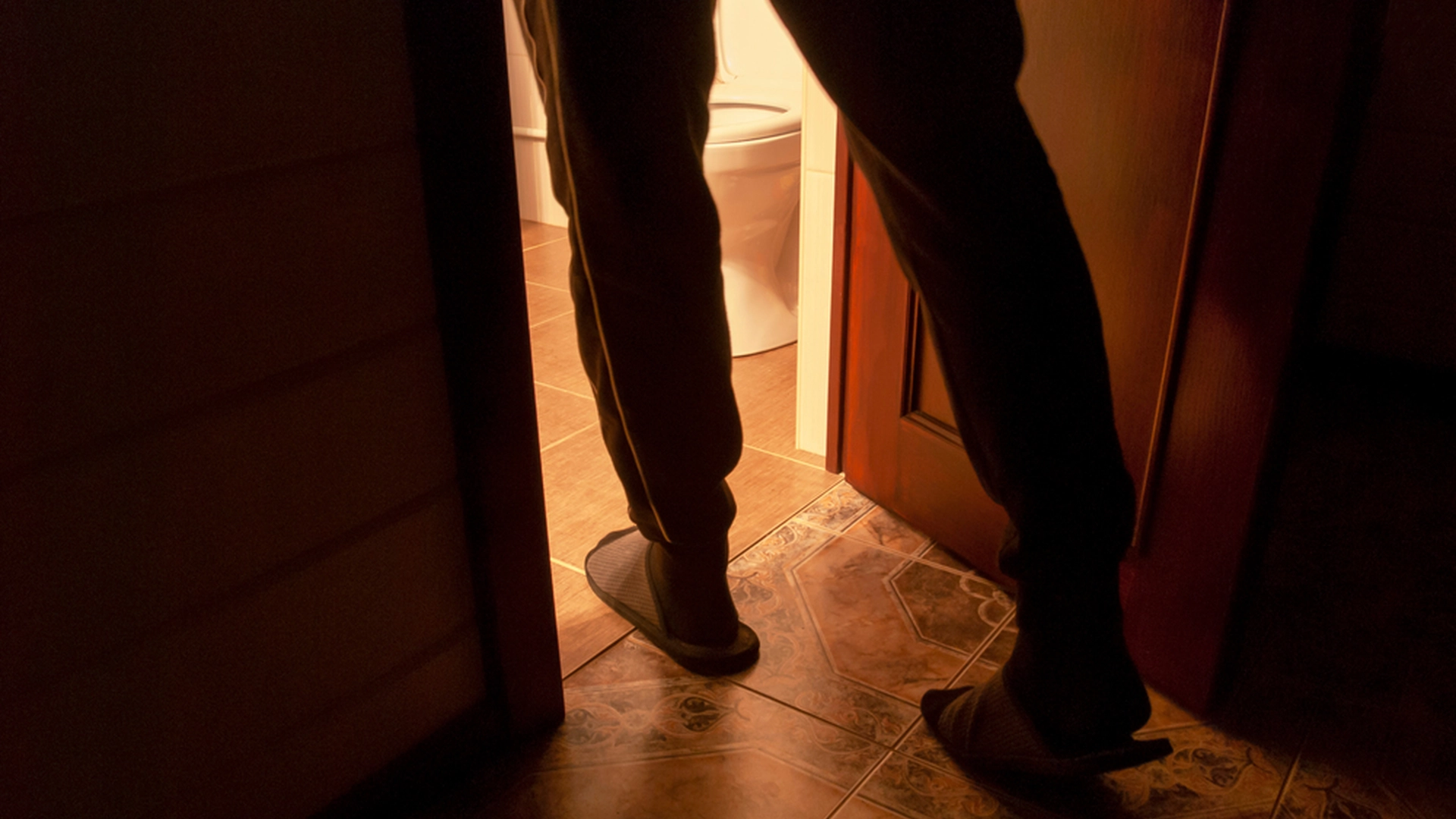 Står du op og går på toilettet om natten? Nu forklarer ekspert, hvad det betyder