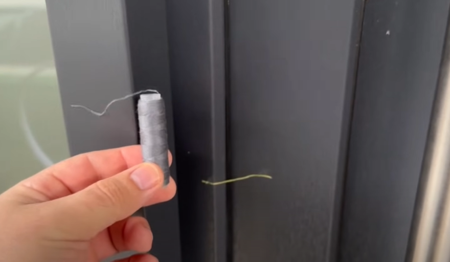 Hvis du ser, at en sytråd er limet fast til din hoveddør, skal du handle omgående
