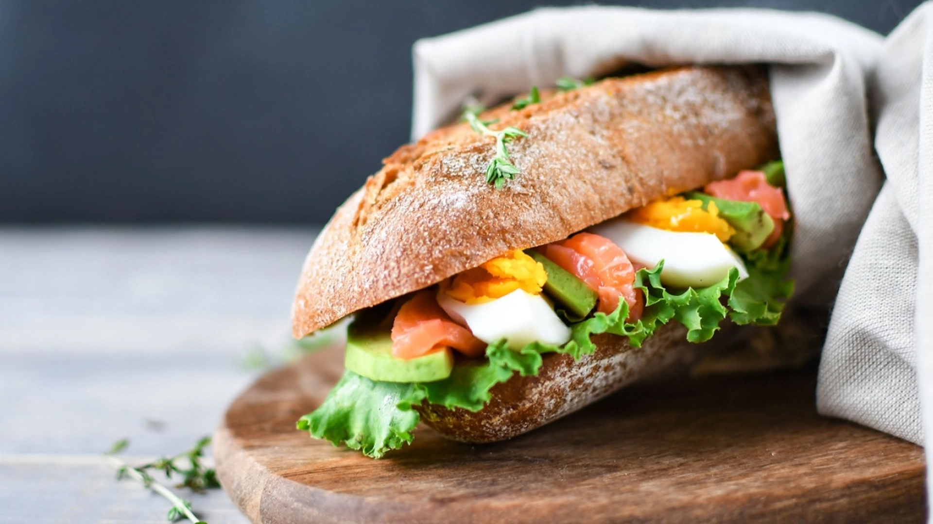 Prischok på tankstation: Kvinde kunne ikke tro sine egne øjne, da hun så prisen på sin sandwich