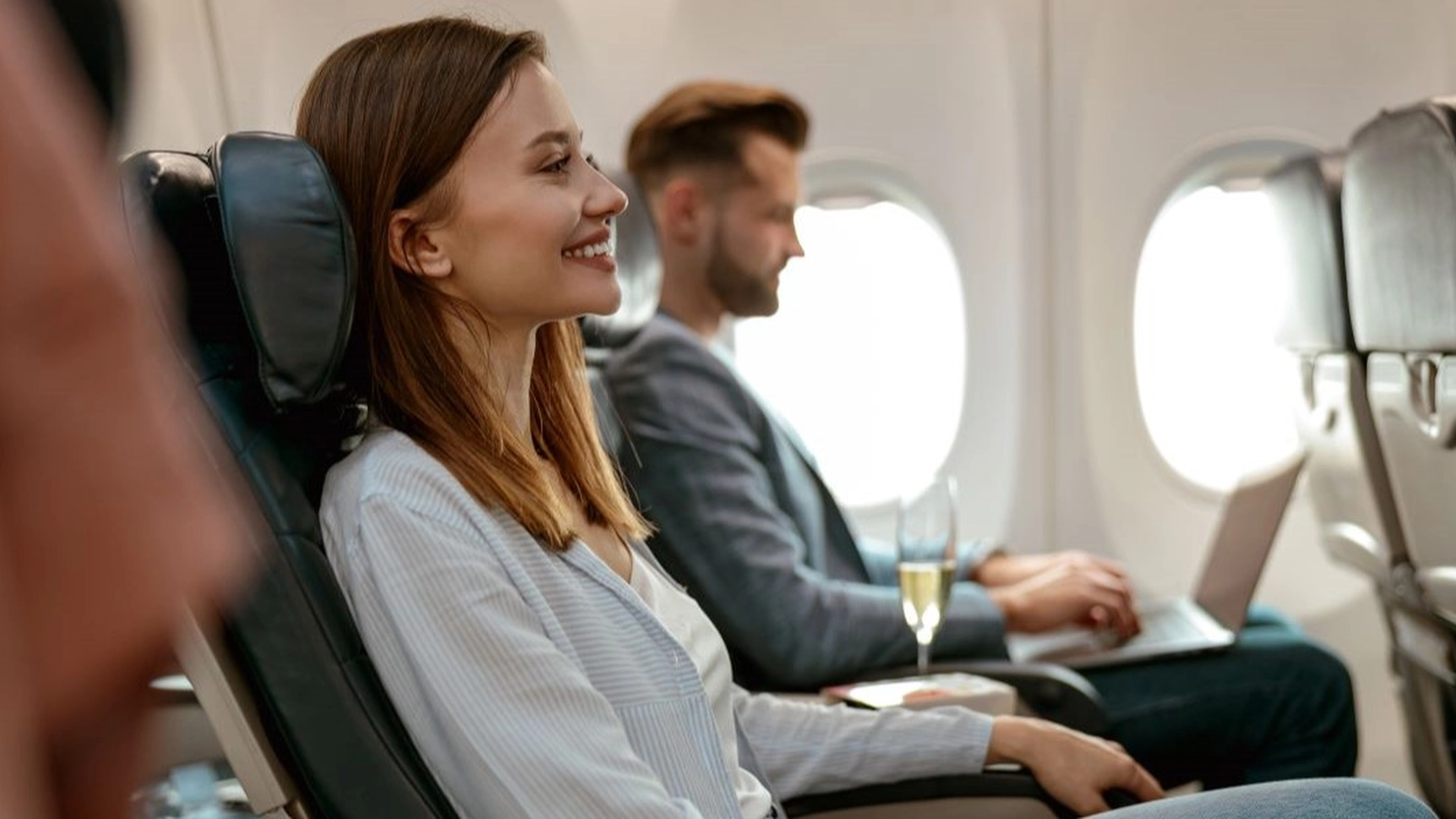 Ekspert med smart tip: Sådan kan du lindre trykket i ørerne under en flyvetur