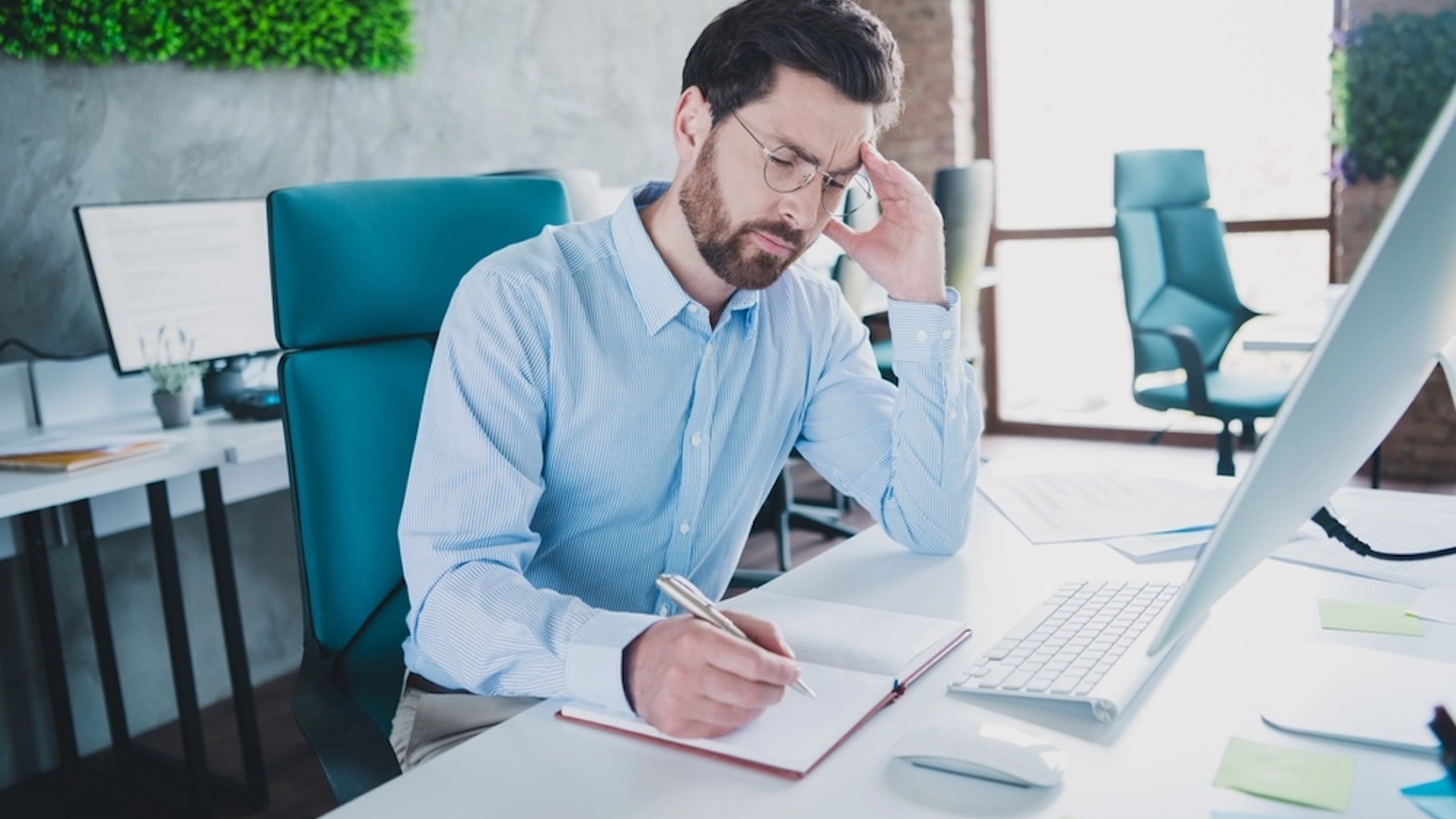 Ifølge psykologien: 8 adfærdstræk som personer uden nær familie at støtte sig til har