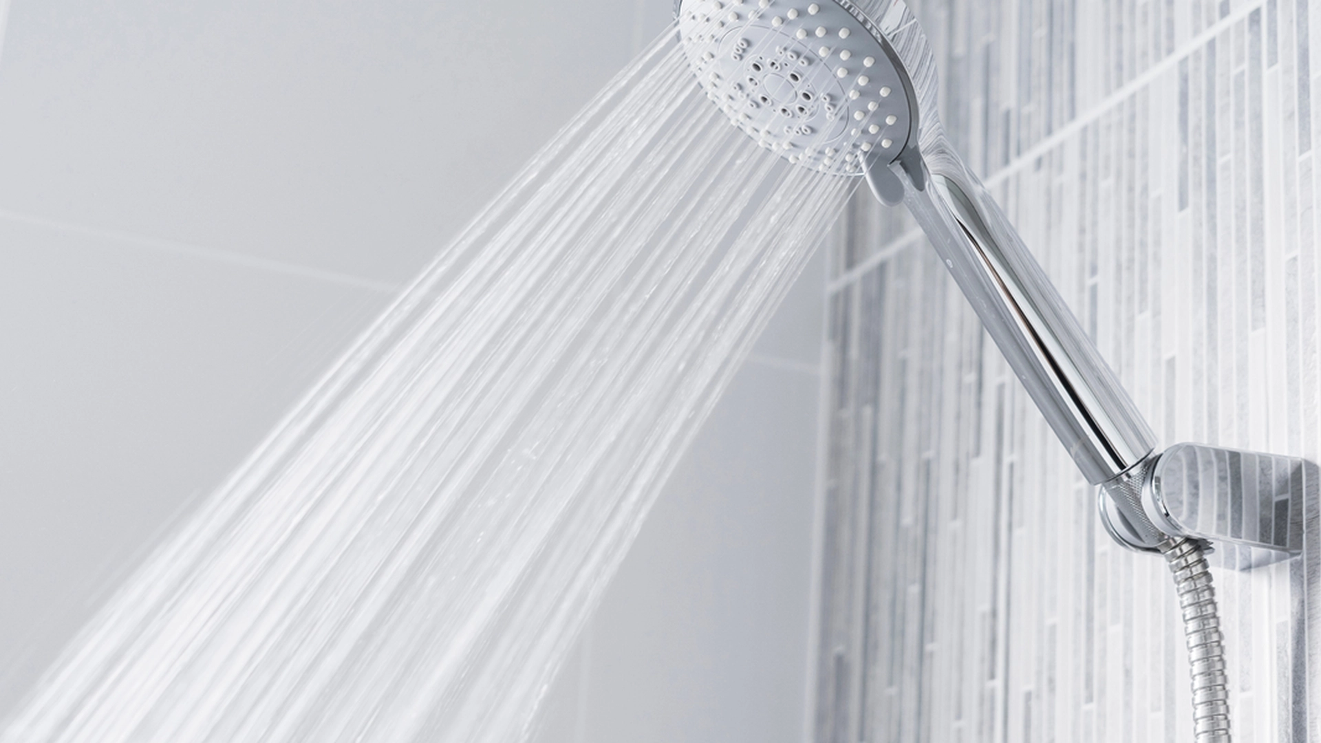 Mand indrømmer sine ‘meget mangelfulde’ badevaner – selv hans kone væmmes over det