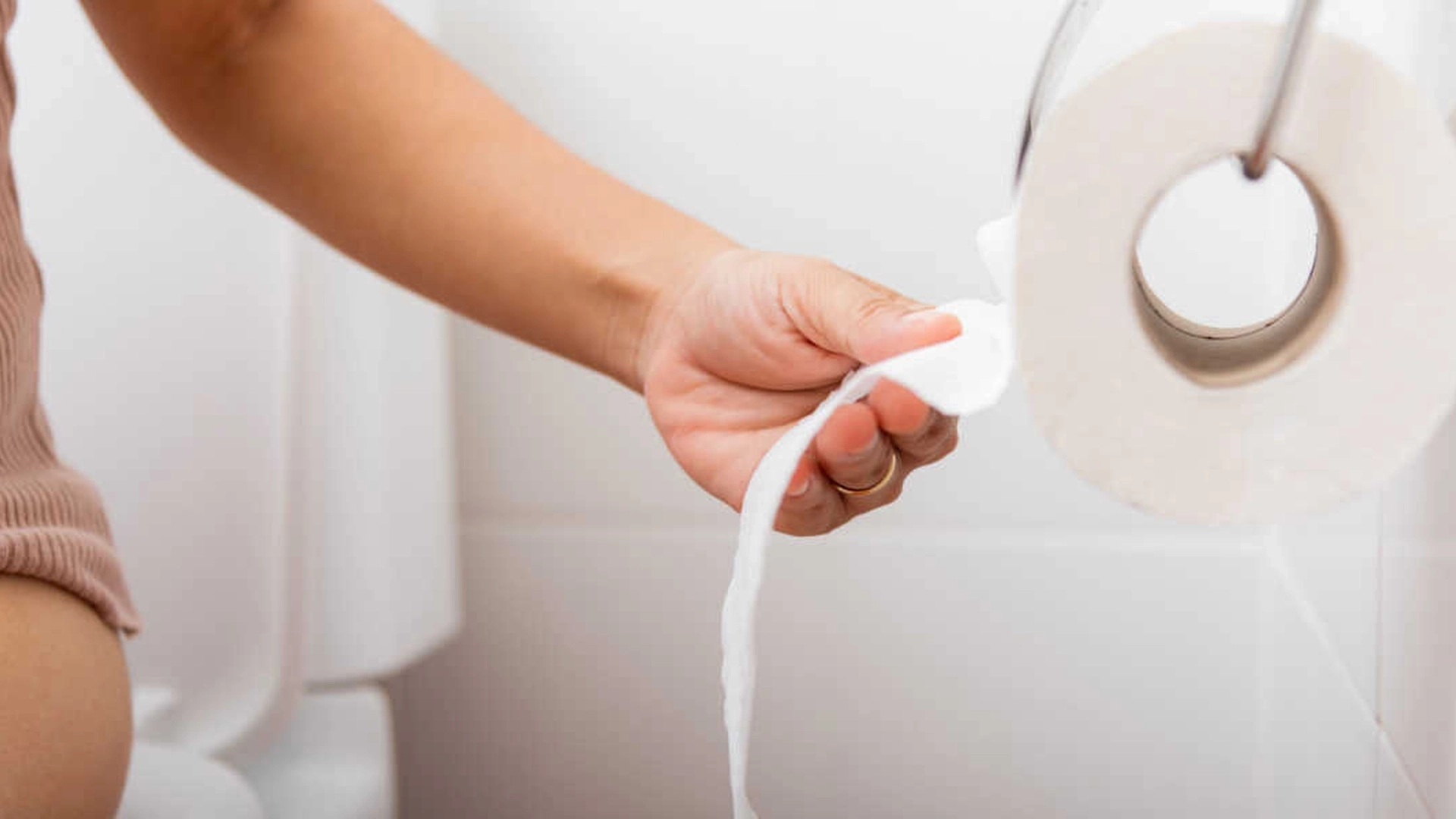 60-årig kvinde overså alvorlige kræftsymptomer grundet hendes toilet: Nu advarer læger om disse fejl