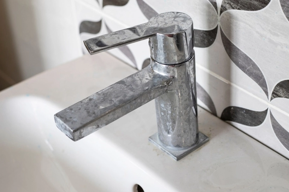 Glem alt om eddike eller citron: Her er blikkenslagernes simple trick til at fjerne kalk fra vandhanen med et snuptag