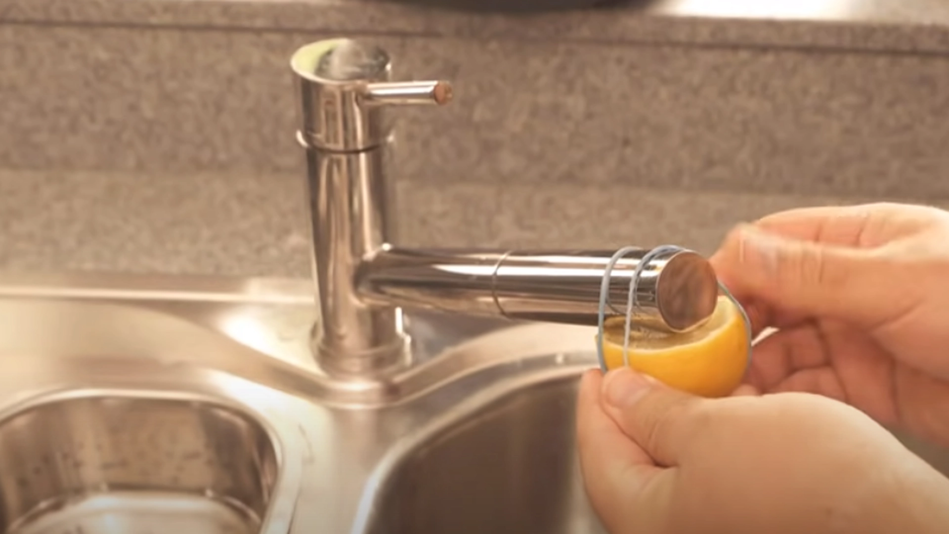 Han sætter en citron fast til sin vandhane og venter 1 time: Når du ser hvorfor, vil du straks gøre det samme