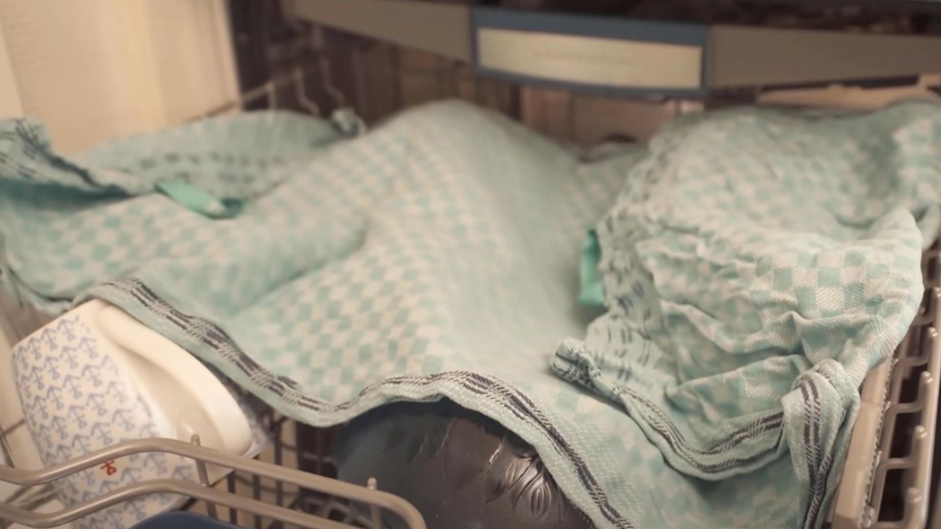 Alle bør lægge et viskestykke i opvaskemaskinen: Det er smartere, end man skulle tro