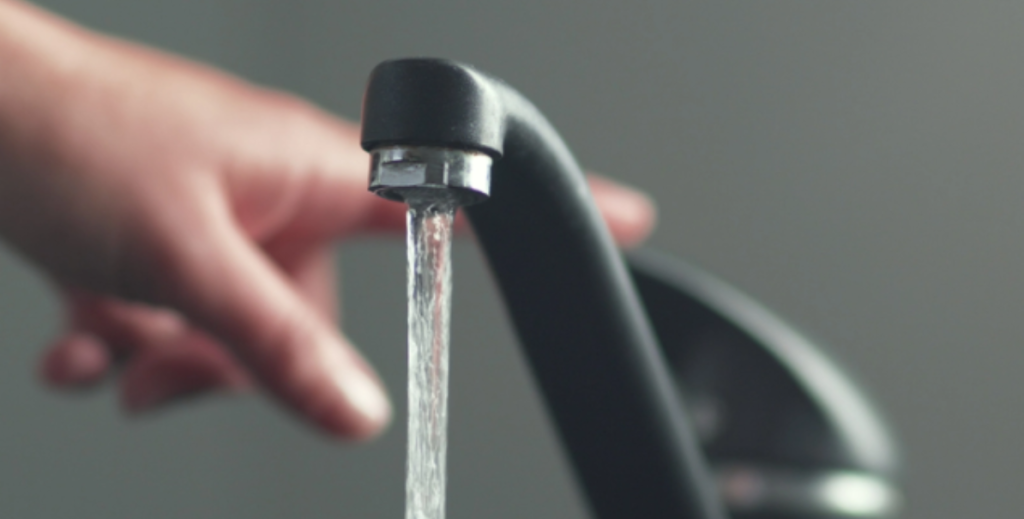 Kvinde skyllede næsen med vand fra hanen: Det endte med at koste hende livet