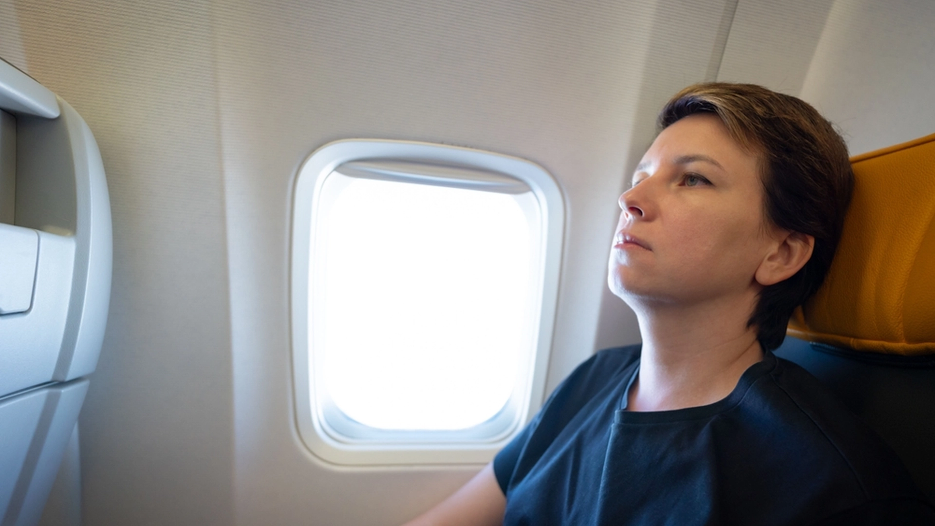 Derfor bør du ikke bære en t-shirt, når du er ombord på et fly