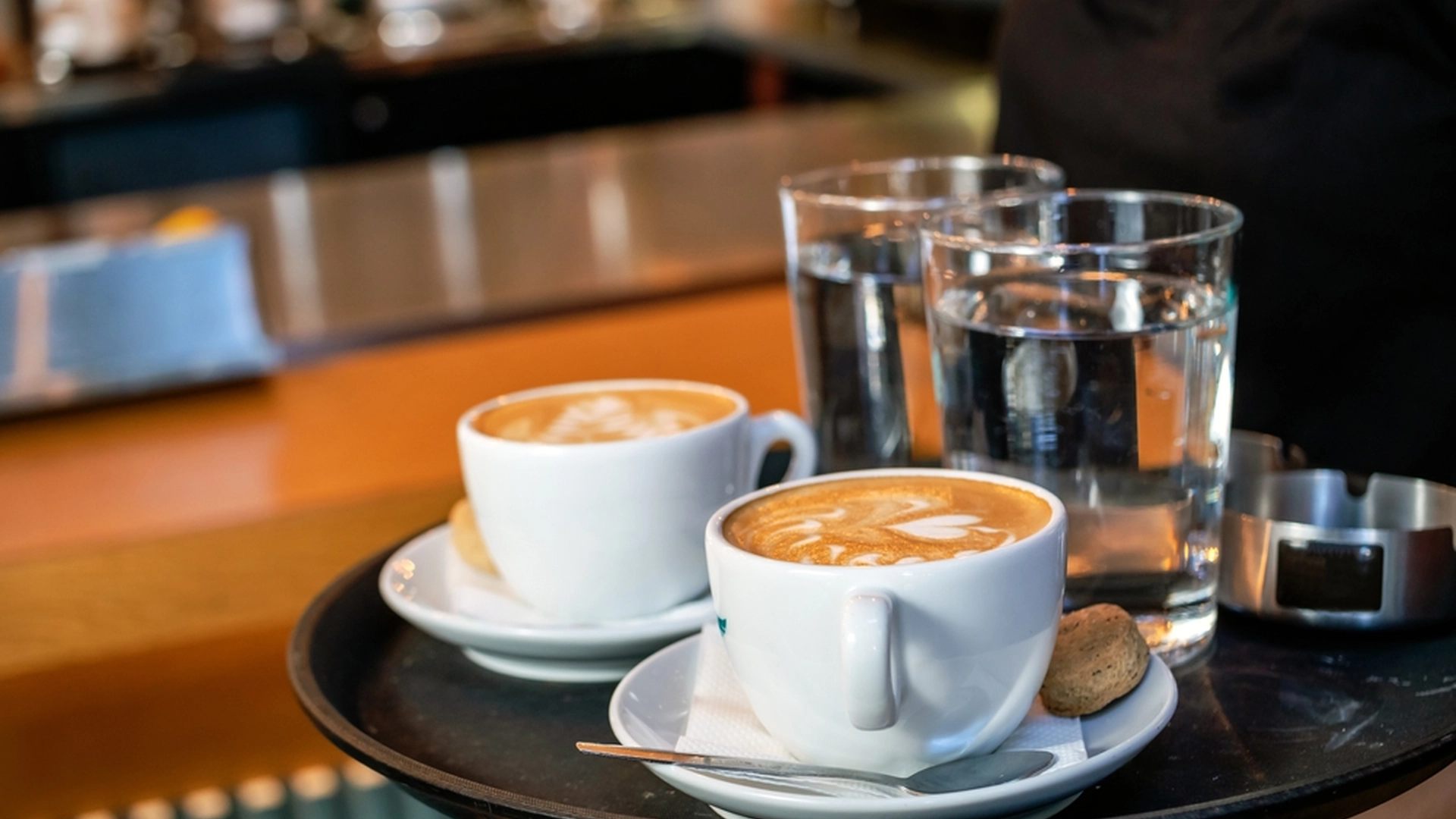 Derfor får man ofte et glas vand sammen med kaffen, når man er på café