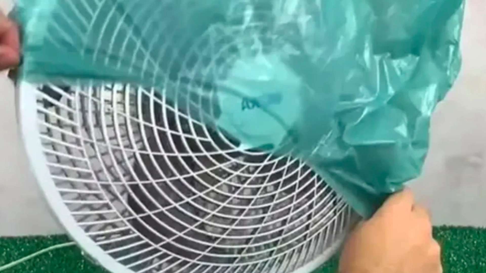 Han sætter en plastikpose på blæseren: Derfor bør alle gøre det inden sommer