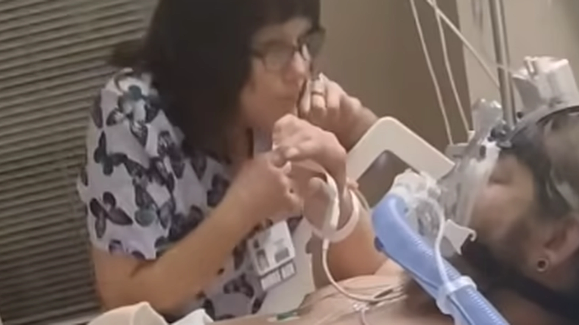 Sygeplejerske fyret efter viral Facebook-video: Du gætter ikke, hvad hun gør foran patienten
