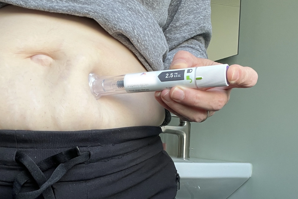 Lottie stak sig med vens Ozempic pen: Det fik hendes krop til at gå helt i chok