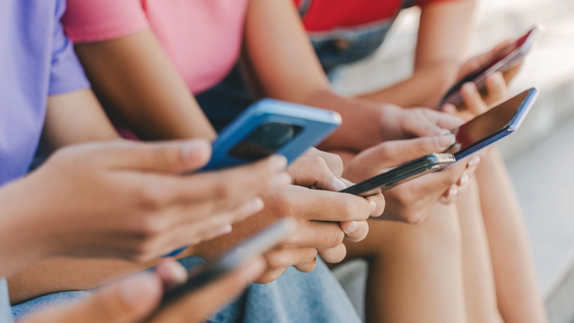 Rammer samtlige skoler: Telefoner forbydes i klasselokalerne