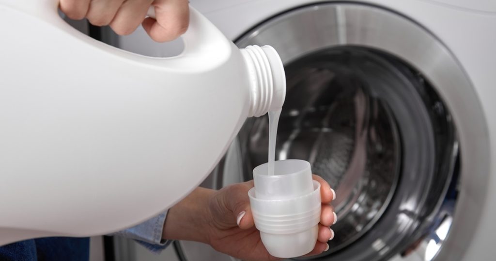 Tilsæt 700ml til vaskemaskinen og sæt den på 90 grader: Blot to timer efter vil magien være sket