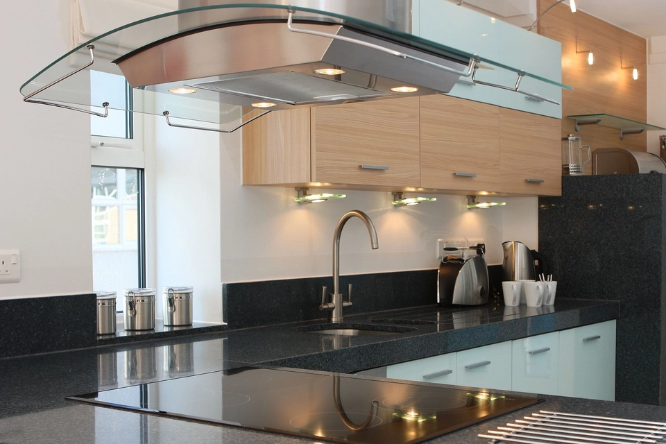 Nogen burde få en guldmedalje for det geniale trick: Sådan vinker du farvel til pletter på kogepladen for altid