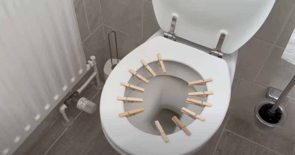 Han sætter tøjklemmer ‘fast’ på toilettet: Se så bare magien ske