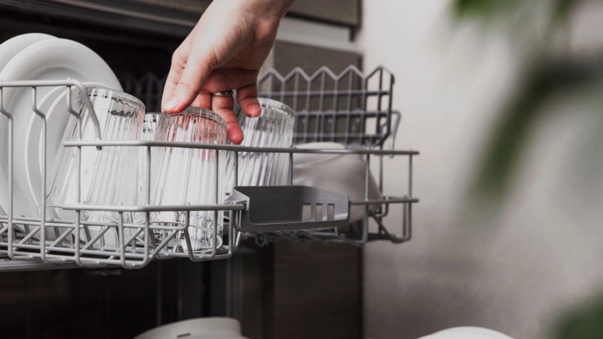 De fleste gør dette med glassene, når de kommer ud af opvaskemaskinen – men det er farligt