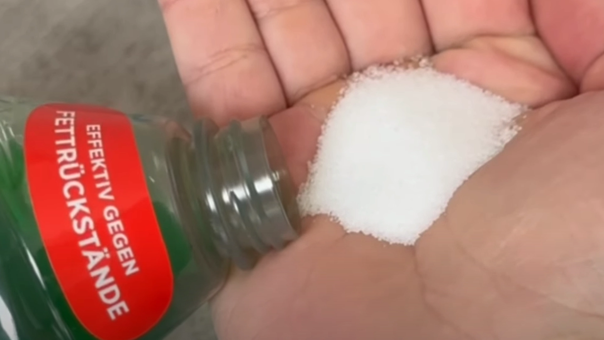 Vil du have dit rustfri stål til at skinne igen? Bland opvaskemiddel med disse to køkkeningredienser og se magien ske