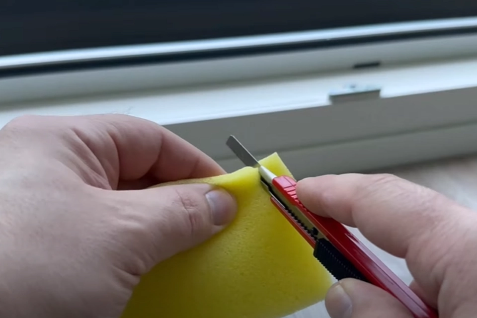 De færreste kender ikke det geniale trick: Her er grunden til du skal skære et hjørne af din opvaskesvamp af