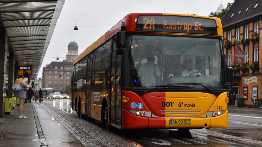 89-årige Leiv har kørt bus hele sit liv: De sidste 15 år har han kørt uden passagerer, og det ærgrer ham
