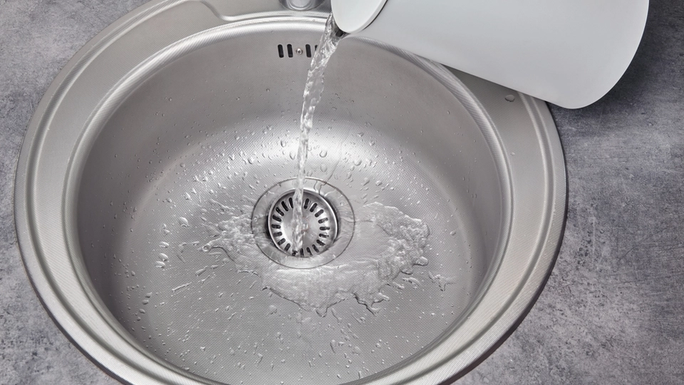 Mange danskere gør det hver dag: Derfor må du aldrig hælde kogende vand i vasken