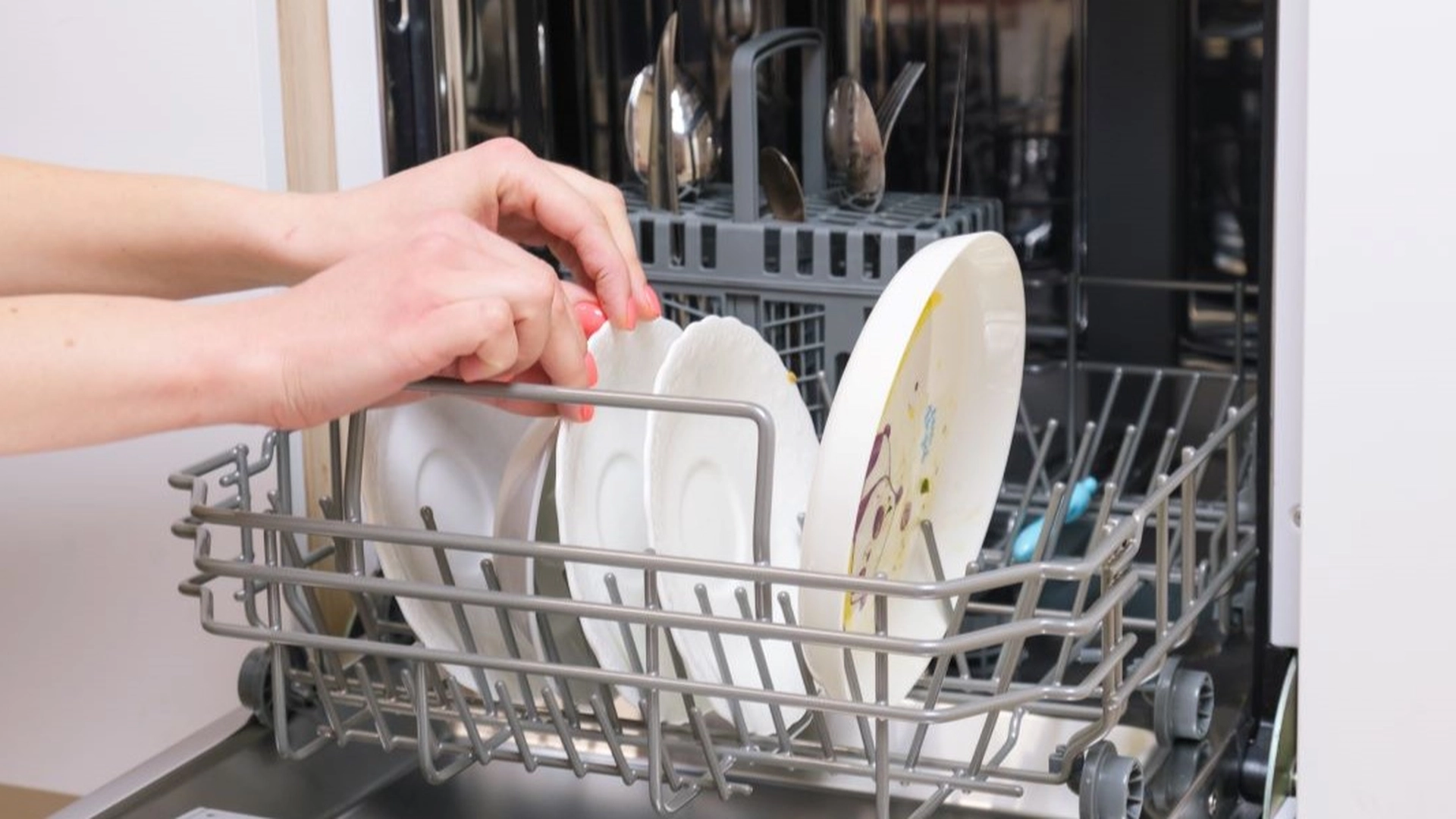 Disse 5 ting bør du aldrig sætte i opvaskemaskinen