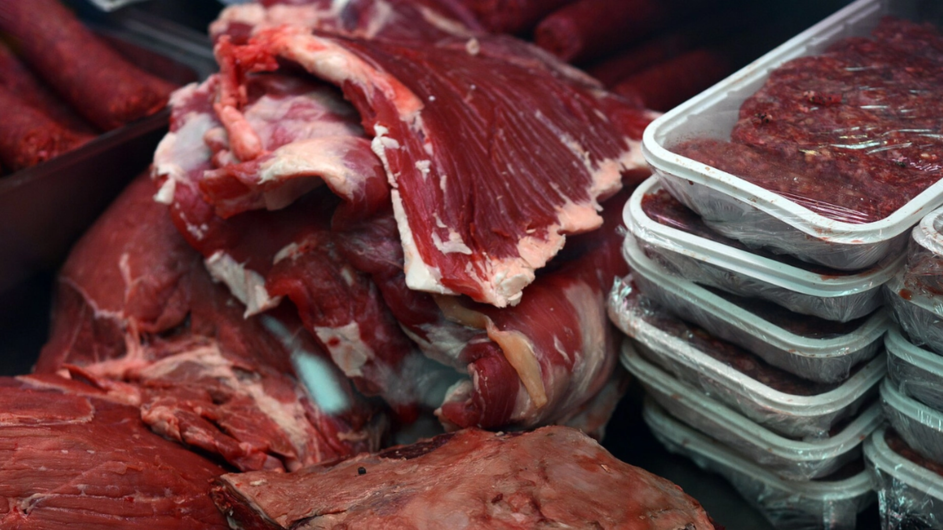 Journalist gjorde chokerende opdagelse på kødmarked: “Lam”- og “kalvekød” var noget HELT andet
