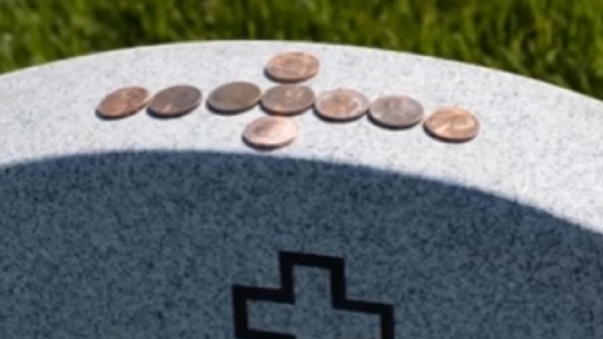 Folk placerer mønter ovenpå gravstene: Når du finder ud af årsagen, tager du pungen op af lommen