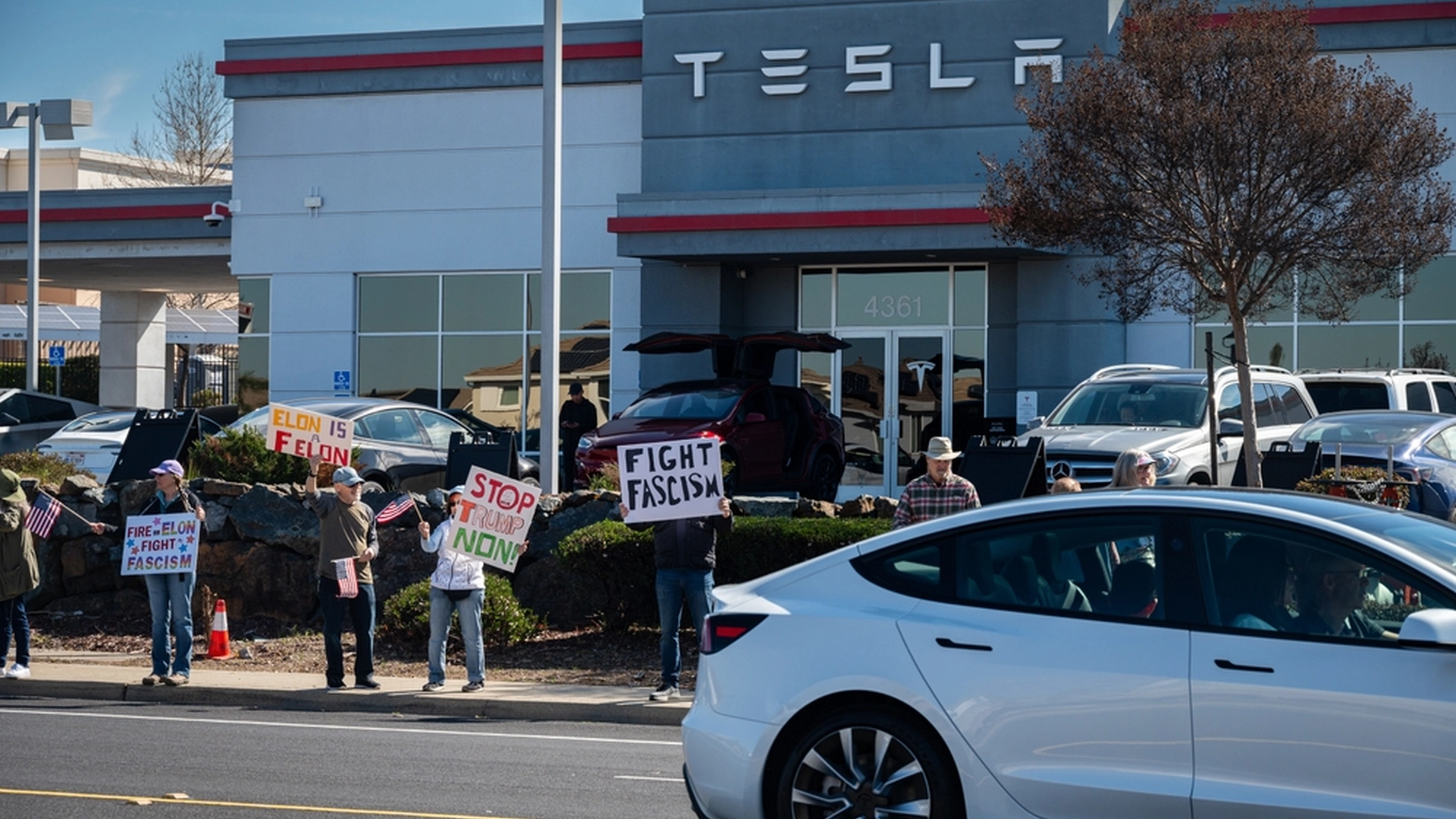 Tesla er under angreb globalt: Nu har Trumps regering taget denne beslutning