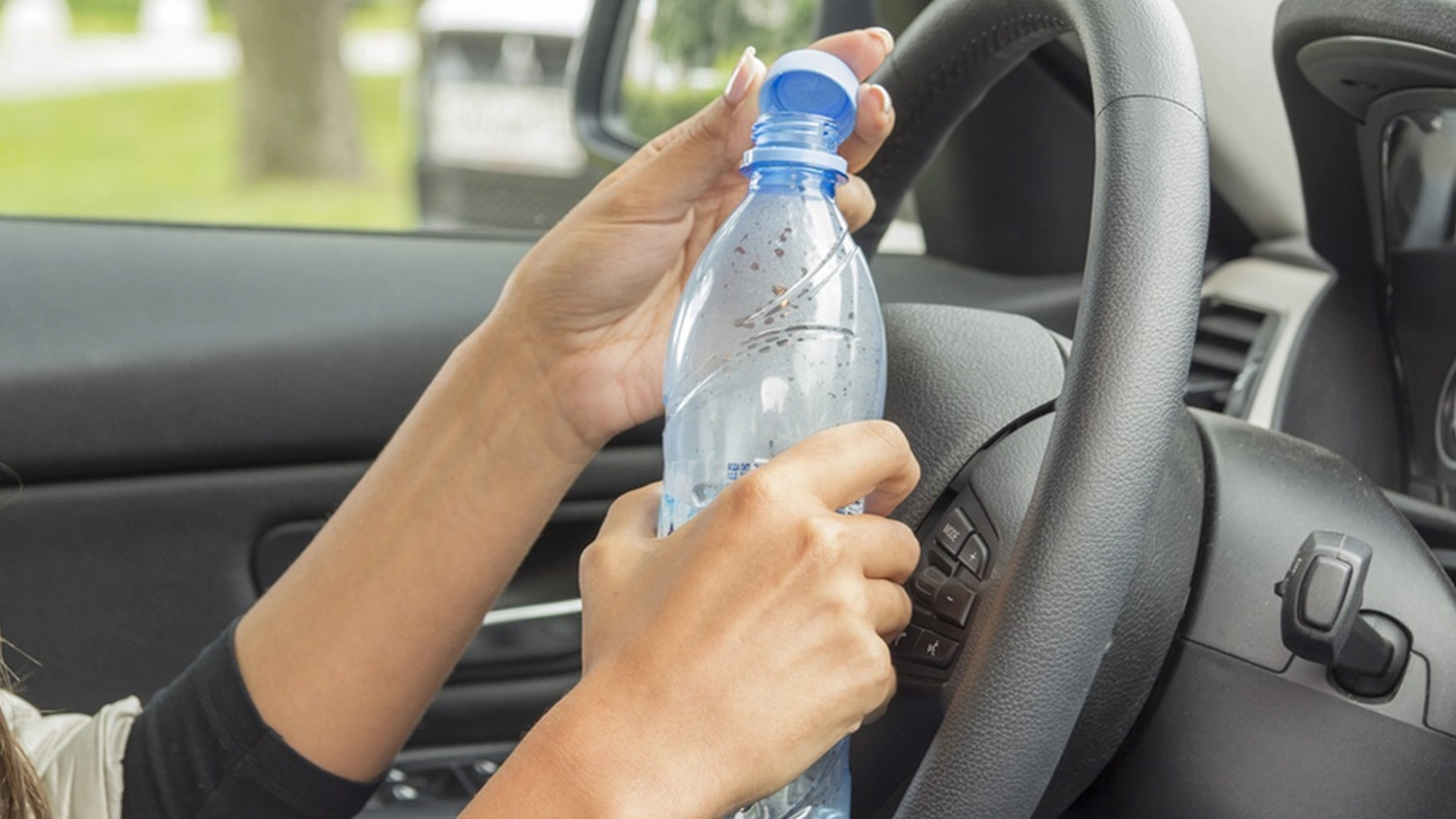 Derfor bør du aldrig drikke af vandflasken, der har ligget i bunden af bilen