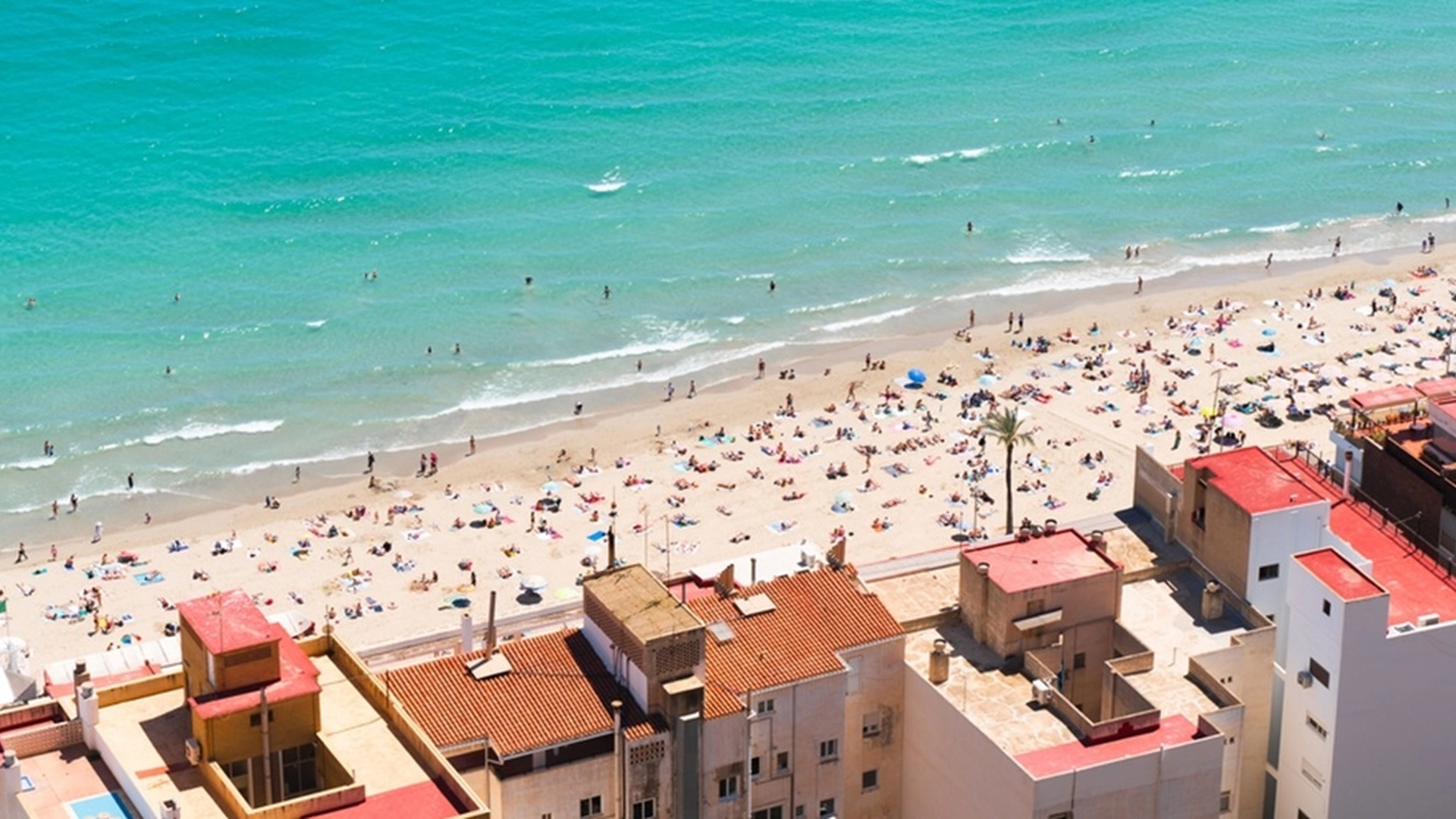 Populær ferieby tager uventet beslutning: Liggestolene vil blive fjernet