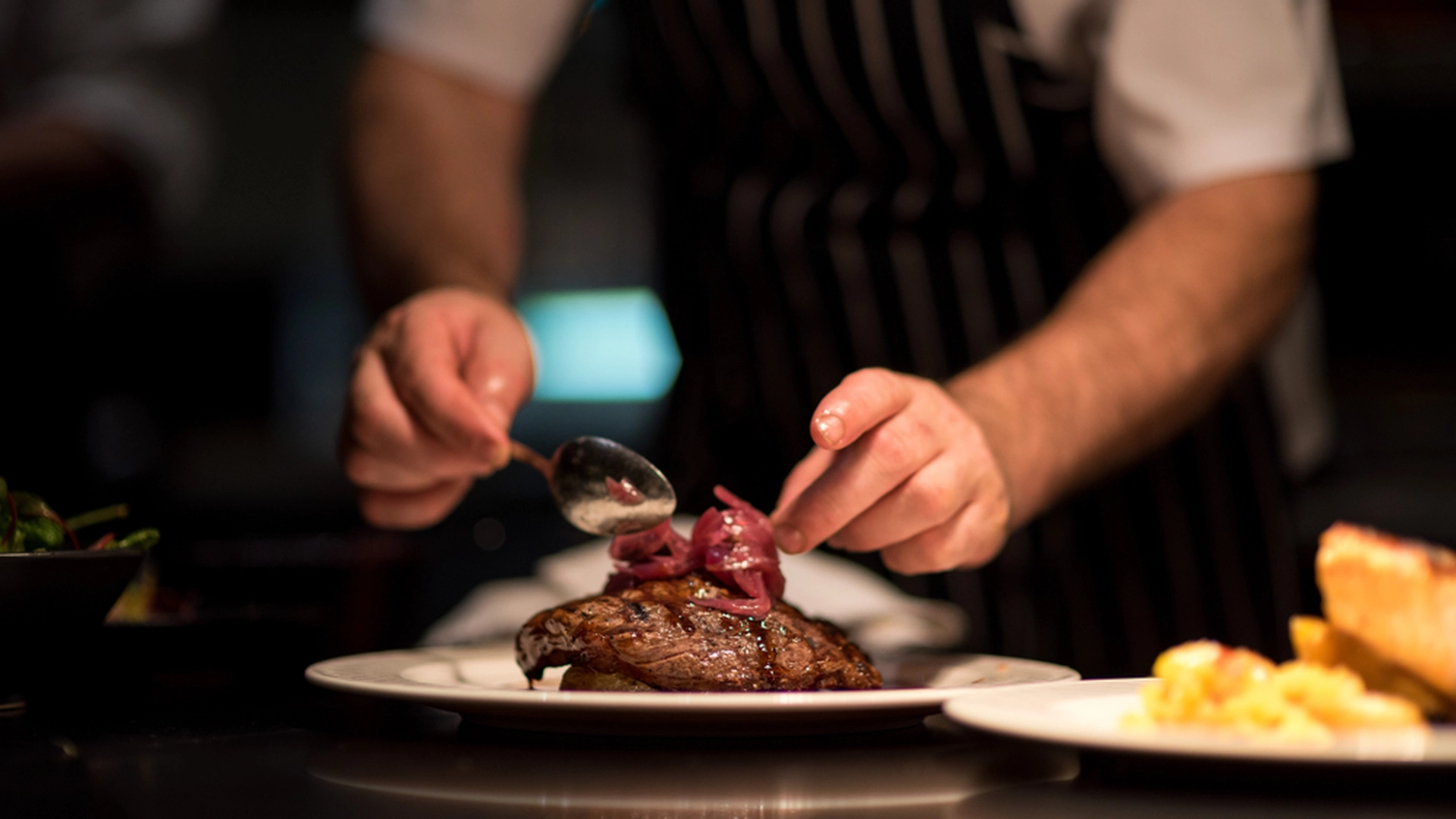 Priserne stiger støt på menukortet: Nu søger restauranter assistance