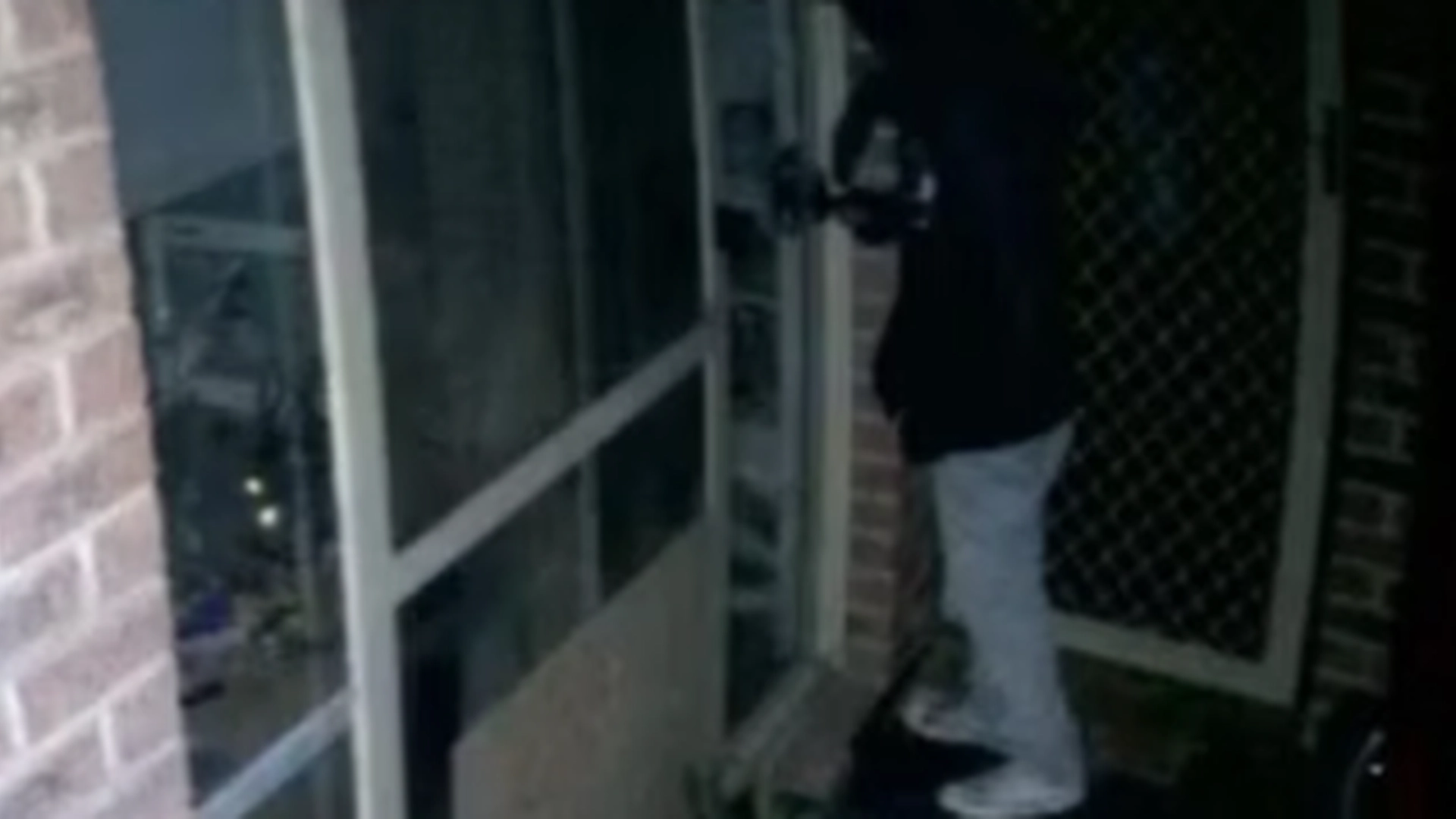 Mor troede, at hendes 8-årige datter havde haft mareridt – indtil hun kiggede på overvågningskameraet