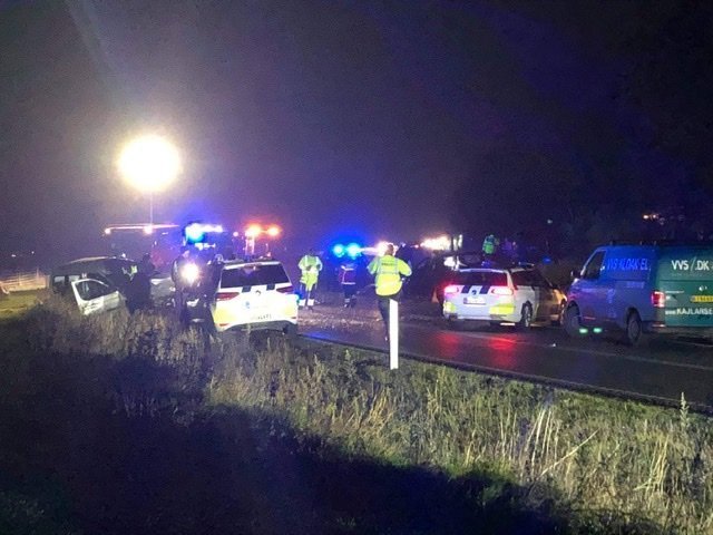 Landevej spærret efter voldsomt trafikuheld: Alvorlig personskade