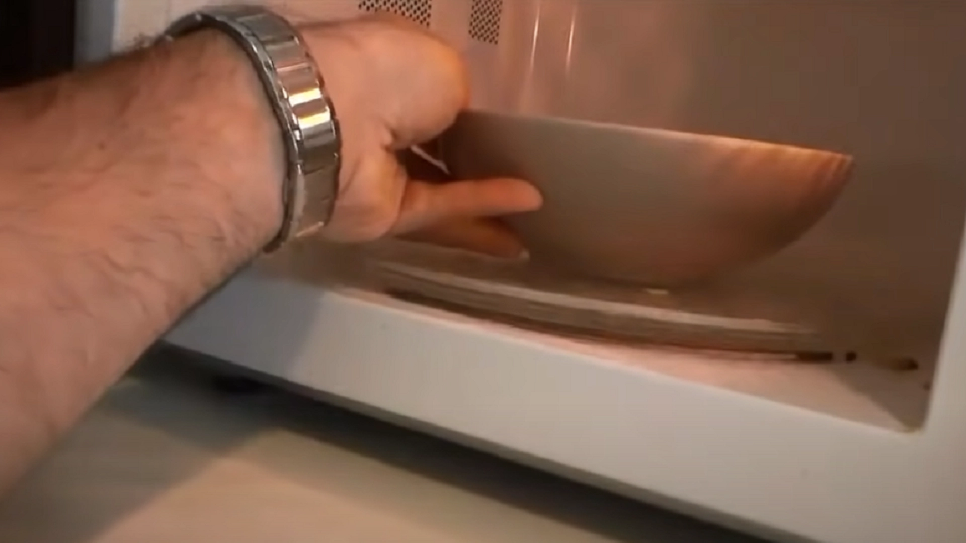 Få ved det, men her er svaret: Disse ting må du aldrig putte i mikrobølgeovnen