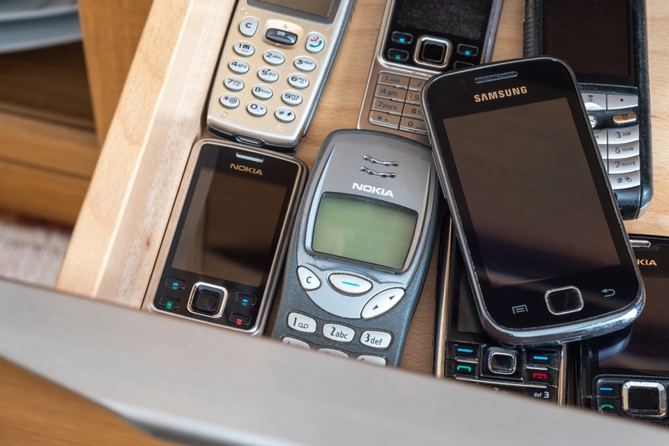 Flere gamle mobiltelefoner er en formue værd i 2025. Disse modeller er efterspurgte af samlere.
