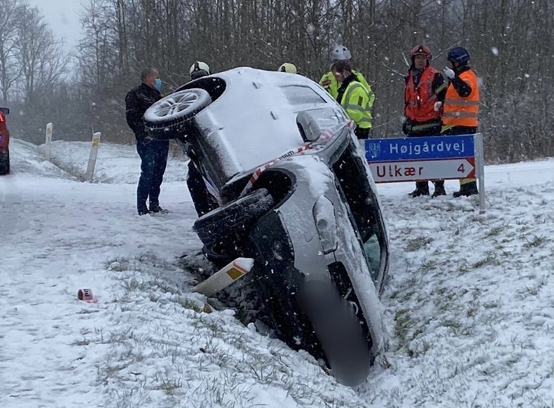 Dagens snevejr bringer fare med sig: Spejlglatte veje i Vejleområdet