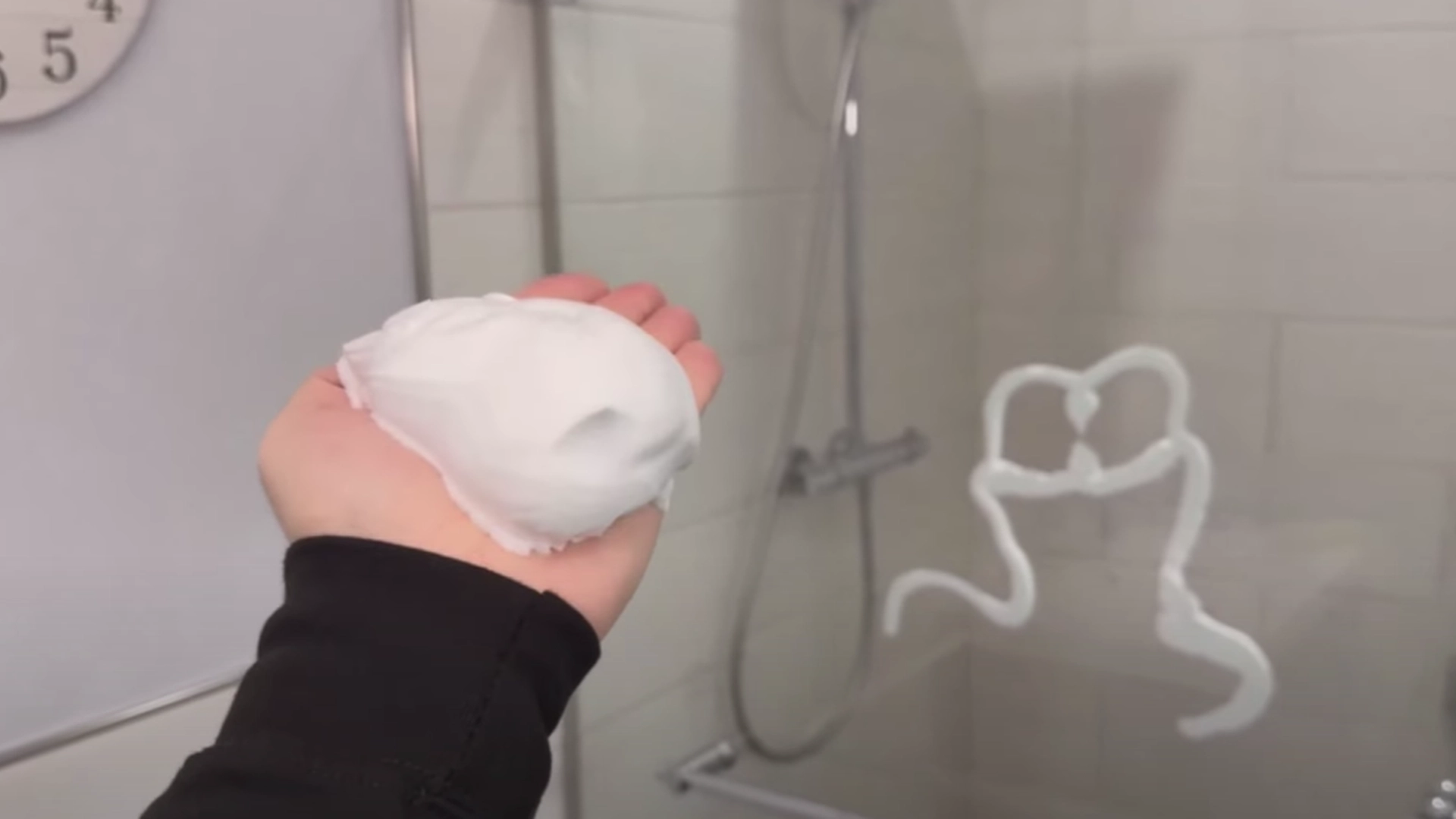 Han påfører dette ud på sin brusevæg: Få sekunder efter kan han ikke tro sine egne øjne