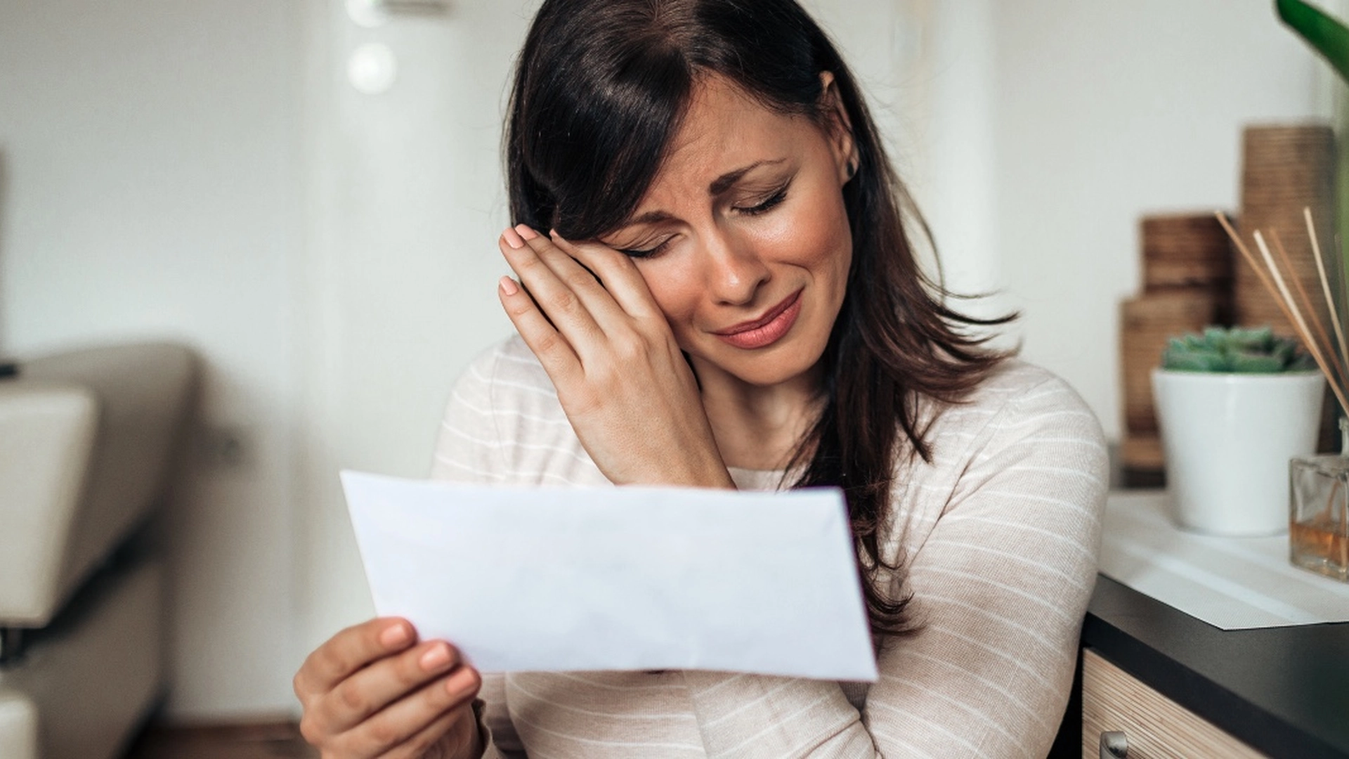 Mor står i stort dilemma: ‘Min søn har samme navn som et møbel, og nu vil han have det ændret’