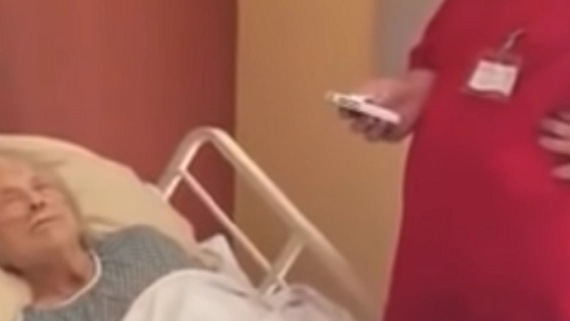 Sygeplejerske går ind til døende patient – men det, han gør, efterlader alle i chok