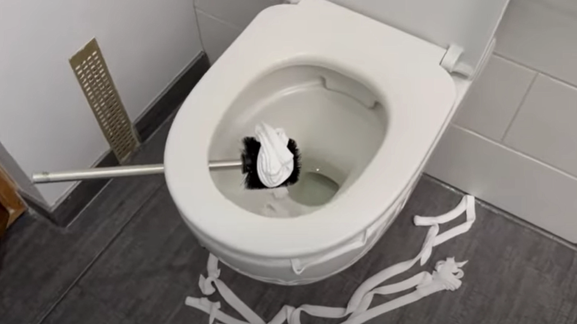 Han laver toiletbørste-tricket kun få danskere kender: Når du ser det, vil du straks gøre det samme