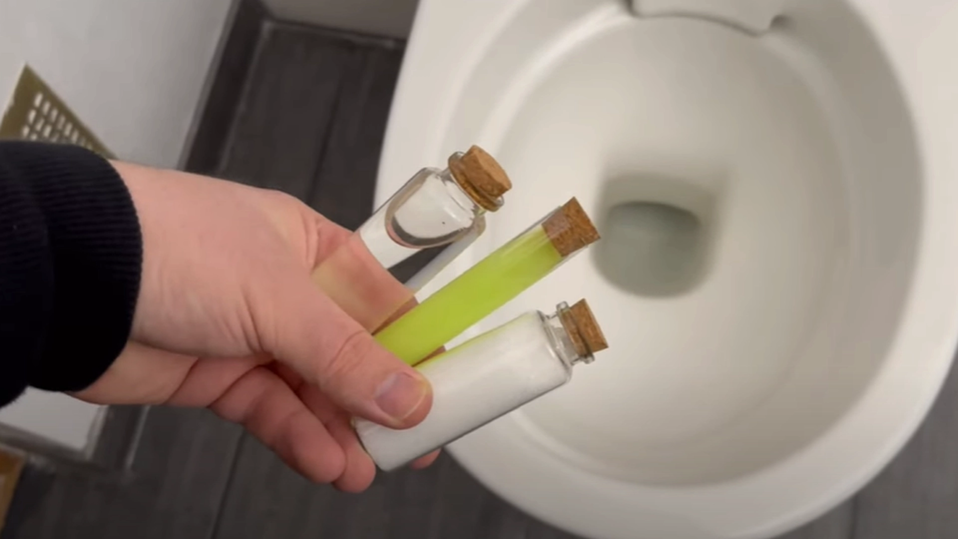 Bland disse 3 ingredienser: 2 timer senere vil dit toilet være som nyt